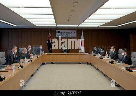 Tokyo, JPN. 15th giugno 2022. Il vice primo ministro australiano e il ministro della Difesa Richard Marles, di sinistra, e il suo omologo giapponese Nobuo Kishi tengono il loro incontro bilaterale di difesa al Ministero della Difesa giapponese mercoledì 15 giugno 2022, a Tokyo, Giappone. (Credit Image: © POOL via ZUMA Press Wire) Foto Stock