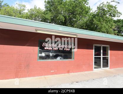 Esterno di un tradizionale laundormat a gettoni nel centro di Grapevine, Texas Foto Stock