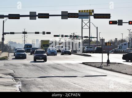 Traffico dell'ora di punta su una strada trafficata durante il traffico dell'ora di punta di mattina Foto Stock