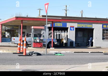 Un negozio di riparazione auto a Irving, Texas, che fornisce anche ispezioni statali Foto Stock