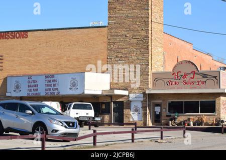 Un vecchio cinema riproposto ad un negozio di auto di riparazione moderna a Irving, Texas Foto Stock