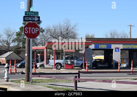 Un negozio di riparazione auto a Irving, Texas, che fornisce anche ispezioni statali Foto Stock