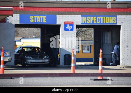 Un negozio di riparazione auto a Irving, Texas, che fornisce anche ispezioni statali Foto Stock