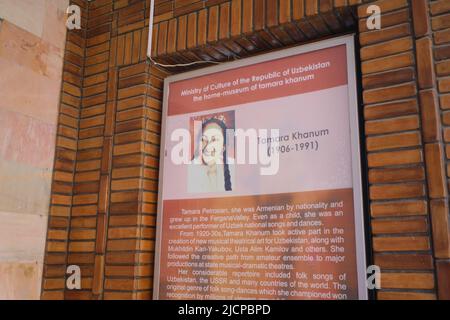 L'ingresso frontale e le informazioni biografiche. Al museo della casa di ballerino del patrimonio armeno, attrice, cantante Tamar Khanum. A Tashkent, Uzbekista Foto Stock