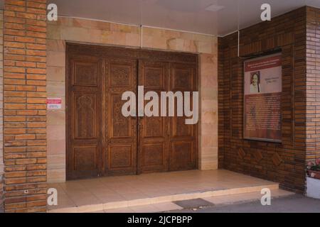 L'ingresso frontale e le informazioni biografiche. Al museo della casa di ballerino del patrimonio armeno, attrice, cantante Tamar Khanum. A Tashkent, Uzbekista Foto Stock