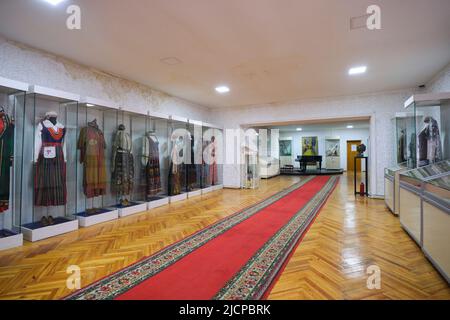 Vari costumi, abiti guardaroba in mostra. Al museo della casa di ballerino del patrimonio armeno, attrice, cantante Tamar Khanum. A Tashkent, Uzbekistan. Foto Stock