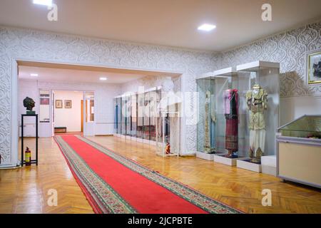 Vari costumi, abiti guardaroba in mostra. Al museo della casa di ballerino del patrimonio armeno, attrice, cantante Tamar Khanum. A Tashkent, Uzbekistan. Foto Stock