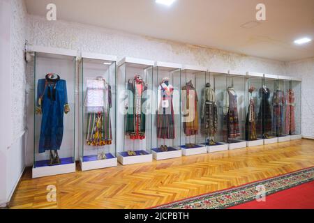 Vari costumi, abiti guardaroba in mostra. Al museo della casa di ballerino del patrimonio armeno, attrice, cantante Tamar Khanum. A Tashkent, Uzbekistan. Foto Stock