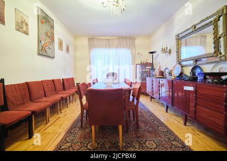 La sala da pranzo della sua casa personale con una mostra di vari oggetti. Al museo della casa di ballerino del patrimonio armeno, attrice, cantante Tamar Khanum. Foto Stock