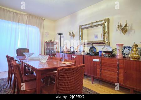 La sala da pranzo della sua casa personale con una mostra di vari oggetti. Al museo della casa di ballerino del patrimonio armeno, attrice, cantante Tamar Khanum. Foto Stock