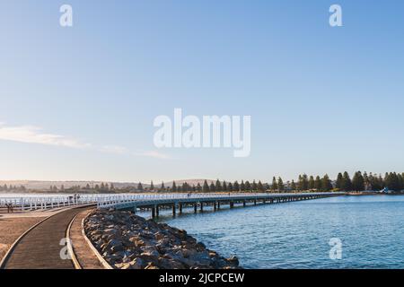 Da Victor Harbour a Granite Island, nuova strada rialzata vista dalla terraferma in un giorno, la Penisola di Fleurieu, Australia Meridionale Foto Stock