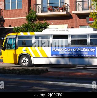 Autobus DART (Dallas Area Rapid Transit) di fronte a sinistra Foto Stock