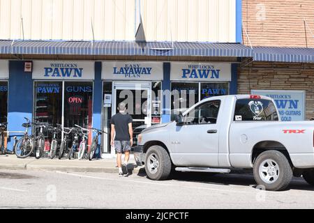 Young Gen Z MAN (Generation Z) a piedi in un negozio di pedine nel centro di Bonham Texas Foto Stock