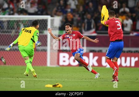 Doha, Qatar. 14th giugno 2022. I giocatori del Costa Rica festeggiano dopo aver vinto la partita intercontinentale di play-off della Coppa del mondo FIFA 2022 tra il Costa Rica e la Nuova Zelanda allo Stadio Ahmed bin Ali, Doha, Qatar, 14 giugno 2022. Credit: Nikku/Xinhua/Alamy Live News Foto Stock