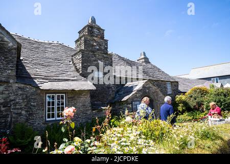 Cielo blu sul vecchio ufficio postale di Tintagel, Cornovaglia in un giorno d'estate Foto Stock