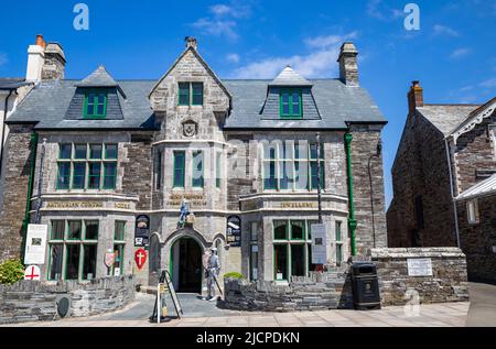 Cielo blu sopra le grandi sale di re Arthur a Tintagel, Cornovaglia in un giorno d'estate Foto Stock