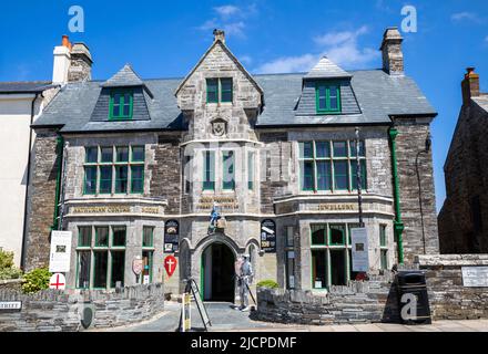 Cielo blu sopra le grandi sale di re Arthur a Tintagel, Cornovaglia in un giorno d'estate Foto Stock