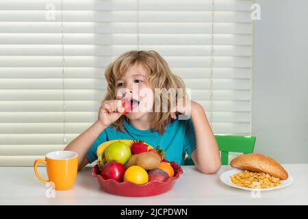 Il bambino divertente mangia i frutti organici. Alimentazione sana dei  pasti per i bambini. I bambini