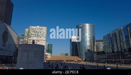 Francia. Hauts-de-Seine (92) Puteaux. Quartiere degli affari la Defense. Sulla spianata, la Torre EDF e il complesso degli uffici della Difesa Coeur Foto Stock