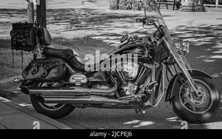 Foto in bianco e nero di una moto Kawasaki su una strada . Foto monocromatica in stile vintage di un motore nero a motobike in primo piano. Nessuno, selettivo fo Foto Stock