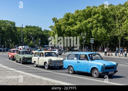 Trabi Safari, un gruppo di auto Trabant classiche utilizzate da Trabi-Safari / Trabi-World per il noleggio o visite turistiche a Berlino, Germania. Foto Stock