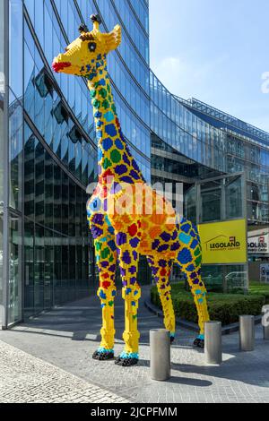 Giraffa realizzata da LEGO al Legoland Discovery Centre del Sony Center a Potsdamer Platz, Berlino, Germania Foto Stock