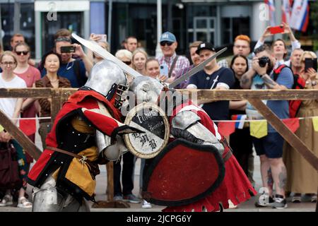 Due cavalieri medievali combattono in un duello durante i tempi e le epoche storiche del festival, attrezzatura a cavaliere di età media Foto Stock