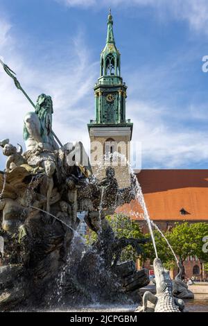 La Fontana di Nettuno (Neptunbrunnen) e la chiesa di Marienkirche, Berlino, Germania Foto Stock