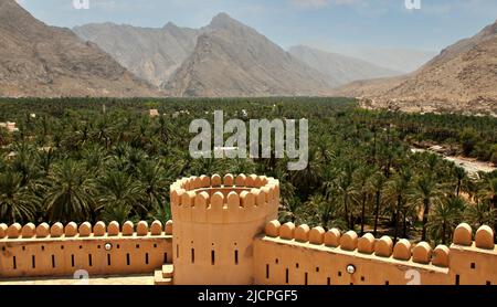 Vista sulle montagne e sul villaggio dal forte di Nizwa Foto Stock