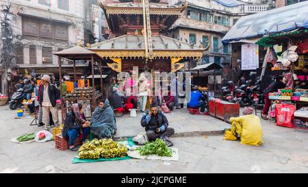 La gente vende frutta e verdura al mercato di strada a Kathmandu Foto Stock