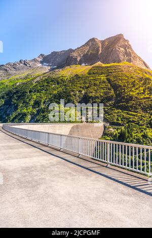 Enorme diga in calcestruzzo di apline nella soleggiata giornata estiva Foto Stock