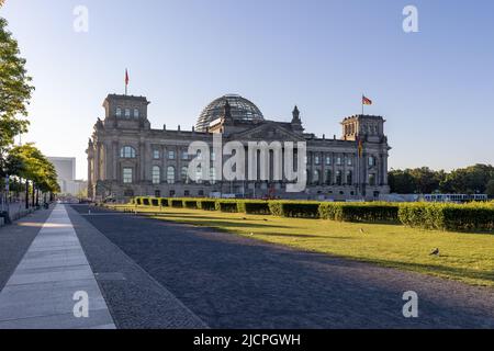 Vista mattutina dello storico edificio del Reichstag nella città di Berlino, Germania. Foto Stock