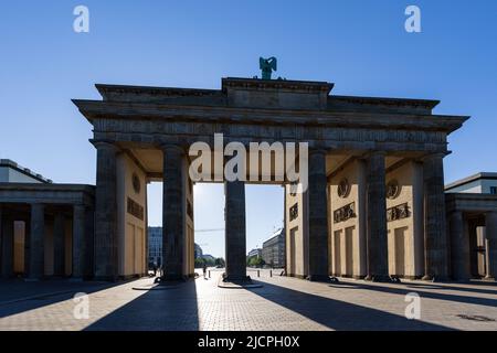 La mattina presto alla porta di Brandeburgo, simbolo iconico di Berlino, la Germania. Foto Stock