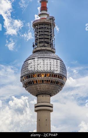 Il famoso Berliner Fernsehturm o Fernsehturm Berlin, conosciuto anche come la torre della televisione, ad Alexanderplatz, nella città di Berlino, in Germania. Foto Stock