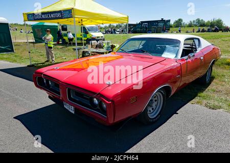 Vista frontale di tre quarti di un Red, 1971, Dodge Charger, in mostra al Deal Classic Car Show 2022 Foto Stock