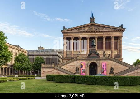 La facciata neoclassica della Vecchia Galleria Nazionale (Alte Nationalgalerie) a Berlino, Germania. Foto Stock