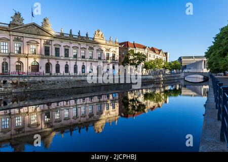 Museo storico tedesco e gli edifici si riflettono nello Spreekanal di Berlino, in Germania. Foto Stock