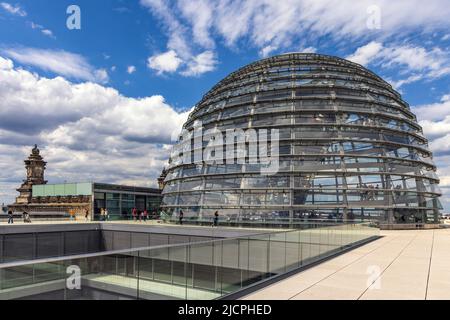 Vista sulla cupola di vetro, o cupola, architetto Sir Norman Foster, sul tetto dell'edificio del Reichstag a Berlino, Germania Foto Stock