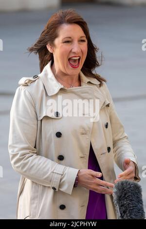 Rachel Reeves, Cancelliere ombra dello scacchiere, è stato intervistato presso la BBC Broadcasting House a Langham Place. Immagine scattata il 12th giugno 2022. © Foto Stock