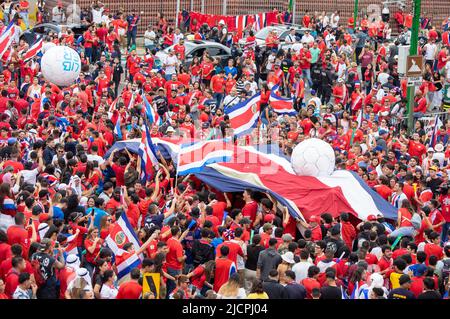 San Jose, Costa Rica. 14th giugno 2022. I tifosi del Costa Rica festeggiano dopo che la loro squadra si è qualificata per la Coppa del mondo Qatar 2022 a San Jose, Costa Rica, 14 giugno 2022. Credit: Esteban dato/Xinhua/Alamy Live News Foto Stock