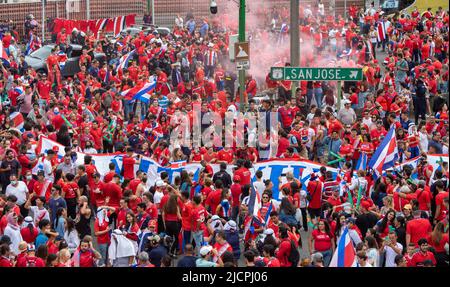 San Jose, Costa Rica. 14th giugno 2022. I tifosi del Costa Rica festeggiano dopo che la loro squadra si è qualificata per la Coppa del mondo Qatar 2022 a San Jose, Costa Rica, 14 giugno 2022. Credit: Esteban dato/Xinhua/Alamy Live News Foto Stock