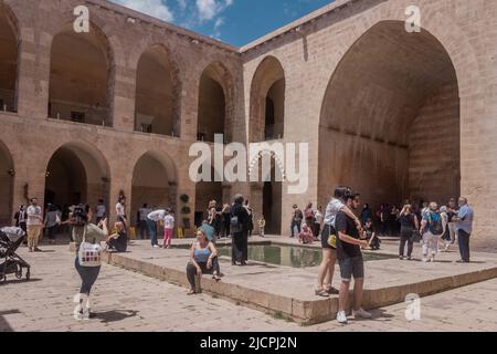 Mardin, Turchia, 19 maggio 2022: Kasimiye Madrasa, turisti in visita alla storica madrasa a Mardin, Turchia Foto Stock