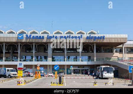 Bishkek, Kirghizistan - 13 maggio 2022: Primo piano dell'uscita dell'aeroporto internazionale di Manas Foto Stock