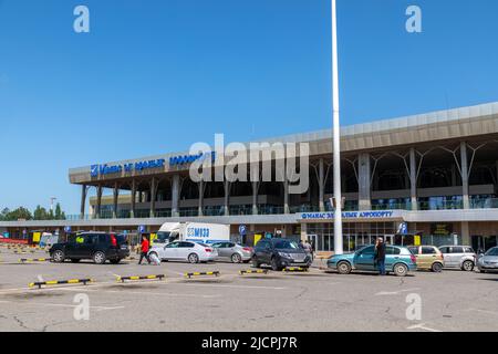 Bishkek, Kirghizistan - 13 maggio 2022: Ingresso all'Aeroporto Internazionale di Manas Foto Stock