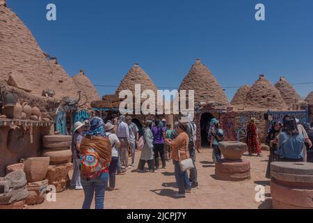 Harran, Sanliurfa, Turchia - 21 maggio 2022: Case tradizionali di Harran, un gruppo di turisti che visitano le case di Harran Foto Stock