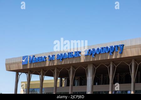 Bishkek, Kirghizistan - 13 maggio 2022: Primo piano della bandiera dell'aeroporto internazionale di Manas Foto Stock