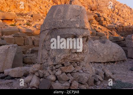 Statua di Zeus sul Monte Nemrut in Adiyaman, Turchia, alba sulla cima del Monte Nemrut Foto Stock