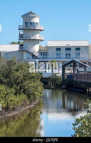 La torre di osservazione sul centro visitatori e una passerella al South Padre Island Birding & Nature Center, Texas. Foto Stock