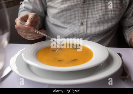 uomo che mangia zuppa di verdure nel restaurante Foto Stock