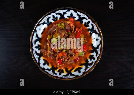 Cibo asiatico. Manzo arrosto con peperone e spezie sul piatto Foto Stock